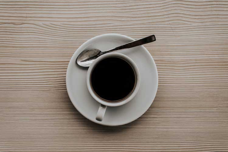 tazzina caffé su un tavolo di legno